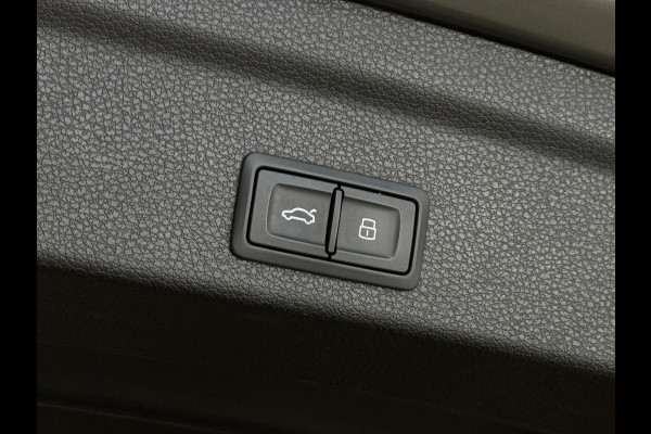 Audi Q3 Sportback 45 TFSI e S-line | Trekhaak | Camera | Chronosgrau | Matrix | Elektr. stoelen | Dodehoek | 1e eigenaar