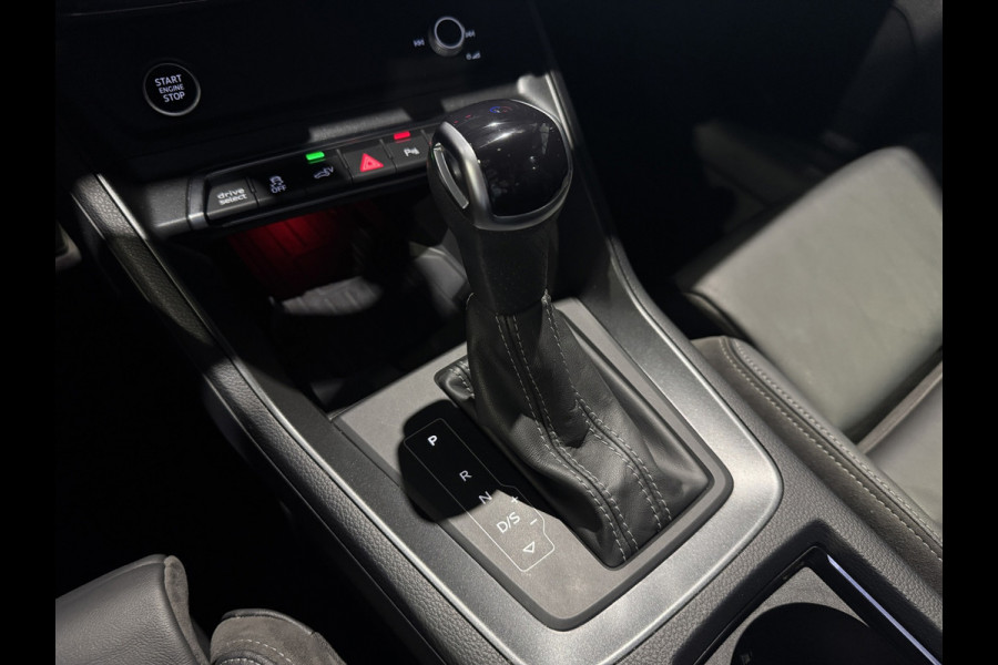 Audi Q3 Sportback 45 TFSI e S-line | Trekhaak | Camera | Chronosgrau | Matrix | Elektr. stoelen | Dodehoek | 1e eigenaar