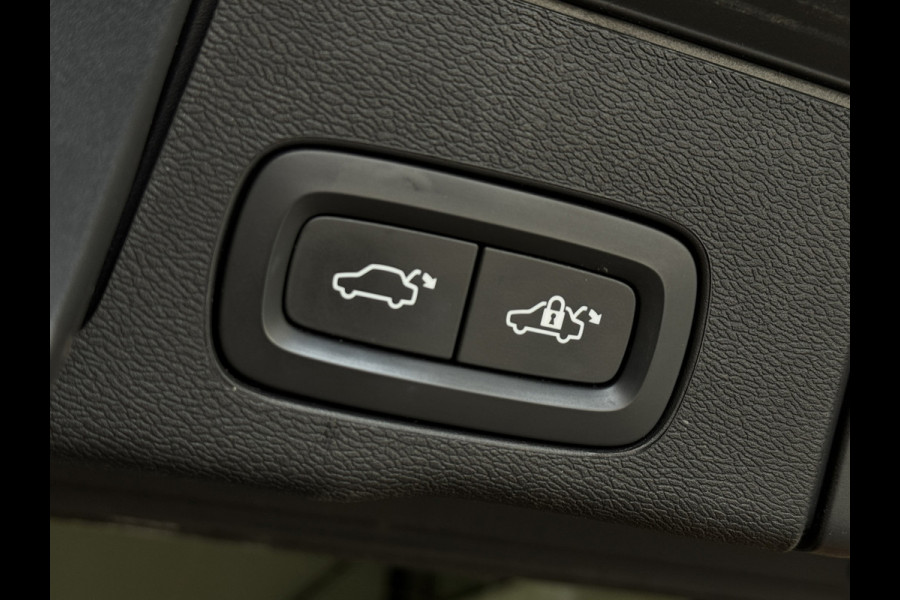 Volvo XC60 2.0 T6 | Pano | Trekhaak | Nieuw model | Thunder Grey | Apple Carplay | Plug-in hyrbid | Camera | Eerste eigenaar