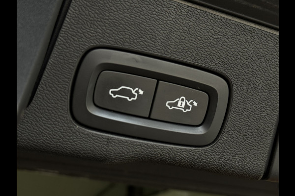Volvo XC60 2.0 T6 | Pano | Trekhaak | Nieuw model | Thunder Grey | Apple Carplay | Plug-in hyrbid | Camera | Eerste eigenaar