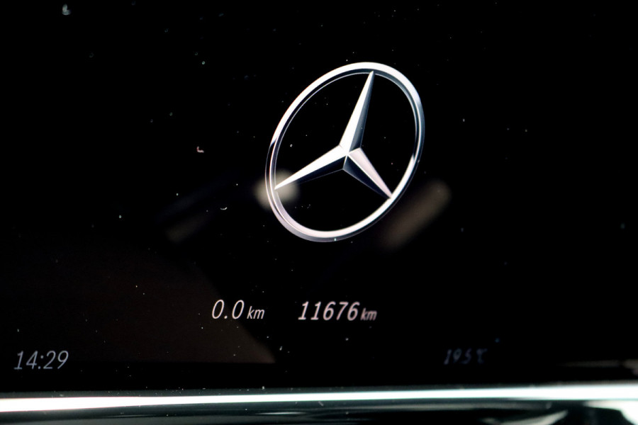 Mercedes-Benz E-Klasse Estate 300 de 4MATIC AMG Line | Hyperscreen | Distronic+ | Zonweringpakket | Trekhaak | Stoelventilatie | HUD | 3D-Display | Burmester | Panoramadak |