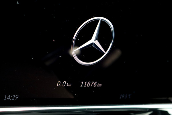 Mercedes-Benz E-Klasse Estate 300 de 4MATIC AMG Line | Hyperscreen | Distronic+ | Zonweringpakket | Trekhaak | Stoelventilatie | HUD | 3D-Display | Burmester | Panoramadak |