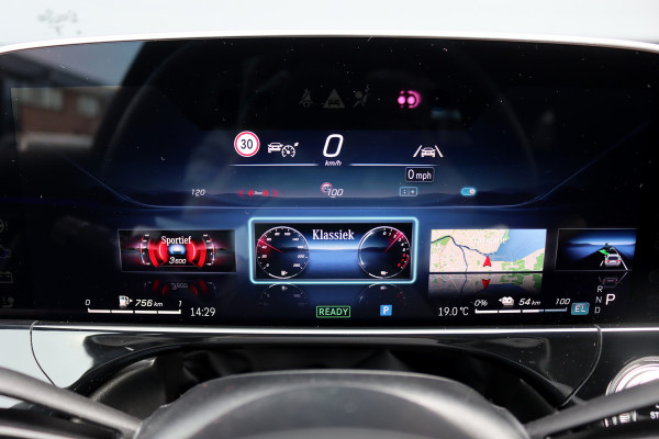 Mercedes-Benz E-Klasse Estate 300 de 4MATIC AMG Line | Hyperscreen | Distronic+ | Zonweringpakket | Trekhaak | Stoelventilatie | HUD | 3D-Display | Burmester | Panoramadak |
