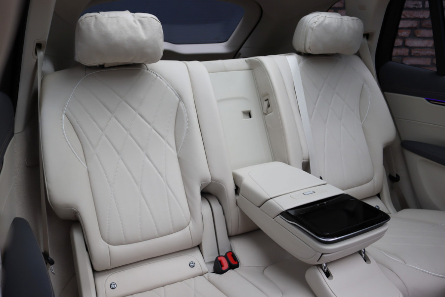 Mercedes-Benz EQS SUV 450+ AMG Line 108 kWh | Luchtvering | Hyperscreen | Achterasbesturing | Distronic+ | Entertainment Achter | Massage | Burmester | Verwarmd Stuurwiel | Tablet | HUD |