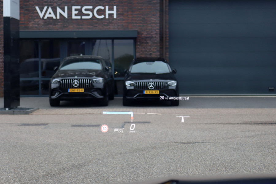 Mercedes-Benz E-Klasse 400 e 4MATIC AMG Line | Hyperscreen | Luchtvering | Achterasbesturing | Distronic+ | HUD | Massage | Burmester | Nappa Leder | Trekhaak | Vlakkenverwarming | Stoelventilatie | Soft-Close |