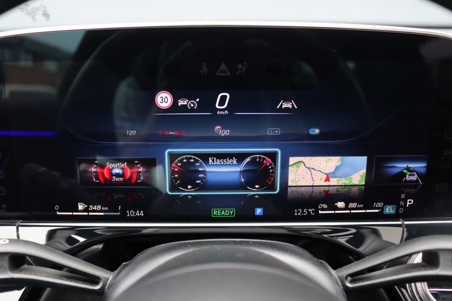 Mercedes-Benz E-Klasse 400 e 4MATIC AMG Line | Hyperscreen | Luchtvering | Achterasbesturing | Distronic+ | HUD | Massage | Burmester | Nappa Leder | Trekhaak | Vlakkenverwarming | Stoelventilatie | Soft-Close |