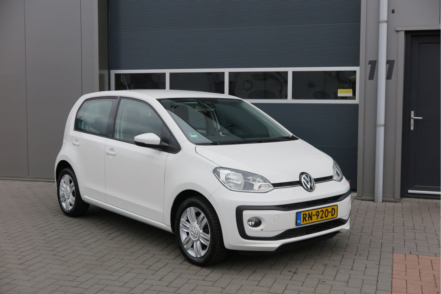 Volkswagen up! 1.0 BMT high up! (Facelift) , Cruise control , Parkeersensor, Navi via APP, Lichtmetalen velgen, Telefoon integratie , Nieuwe APK , etc. Onderhoudshistorie vanaf 30.000 km hier volledig bekend en recent.