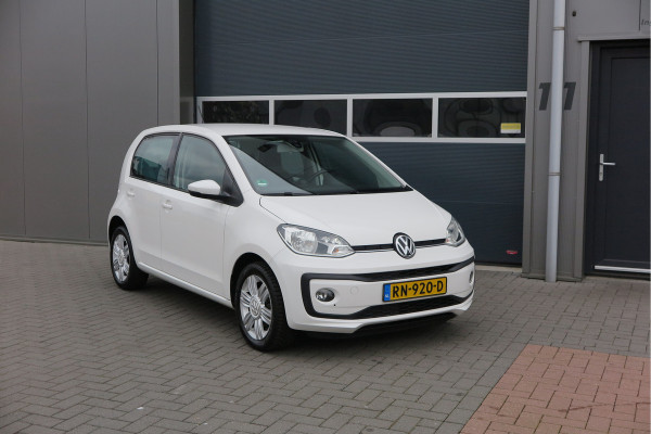 Volkswagen up! 1.0 BMT high up! (Facelift) , Cruise control , Parkeersensor, Navi via APP, Lichtmetalen velgen, Telefoon integratie , Nieuwe APK , etc. Onderhoudshistorie vanaf 30.000 km hier volledig bekend en recent.