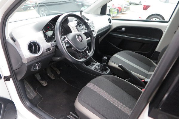 Volkswagen up! 1.0 BMT high up! (Facelift) , Cruise control , Parkeersensor, Navi via APP, Lichtmetalen velgen, Telefoon integratie , Nieuwe APK , etc. Onderhoudshistorie vanaf 30.000 km hier volledig bekend en recent.