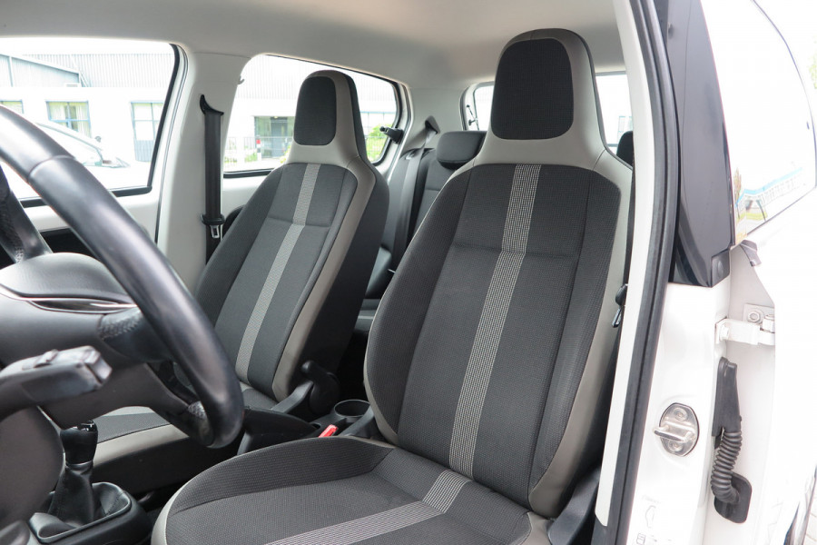 Volkswagen up! 1.0 BMT high up! (Facelift) , Cruise control , Parkeersensor, Navi via APP, Lichtmetalen velgen, Telefoon integratie , Nieuwe APK , etc. Onderhoudshistorie vanaf 30.000 km hier volledig bekend en recent.