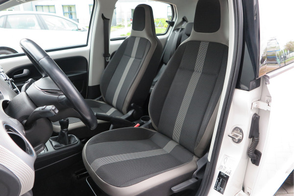 Volkswagen up! 1.0 BMT high up! (Facelift) , Cruise control , Parkeersensor, Navi via APP, Lichtmetalen velgen, Telefoon integratie , Nieuwe APK , etc. Onderhoudshistorie vanaf 30.000 km hier volledig bekend en recent.