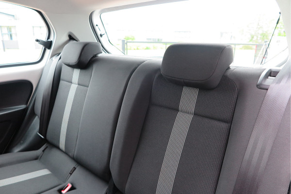 Volkswagen up! 1.0 BMT high up! (Facelift) , Cruise control , Parkeersensor, Navi via APP, Lichtmetalen velgen, Telefoon integratie , Nieuwe APK , etc. Onderhoudshistorie vanaf 30.000 km hier volledig bekend en recent.