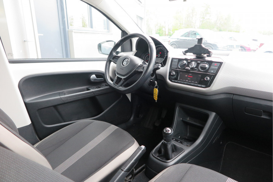 Volkswagen up! 1.0 BMT high up! (Facelift) , Cruise control , Parkeersensor, Navi via APP, Lichtmetalen velgen, Telefoon integratie , Nieuwe APK , etc. Onderhoudshistorie vanaf 30.000 km hier volledig bekend en recent.