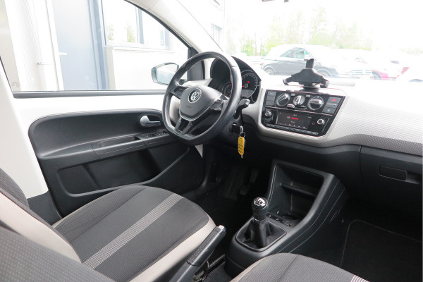 Volkswagen up! 1.0 BMT high up! (Facelift) , Cruise control , Parkeersensor, Navi via APP, Lichtmetalen velgen, Telefoon integratie , Nieuwe APK , etc. Onderhoudshistorie vanaf 30.000 km hier volledig bekend en recent.