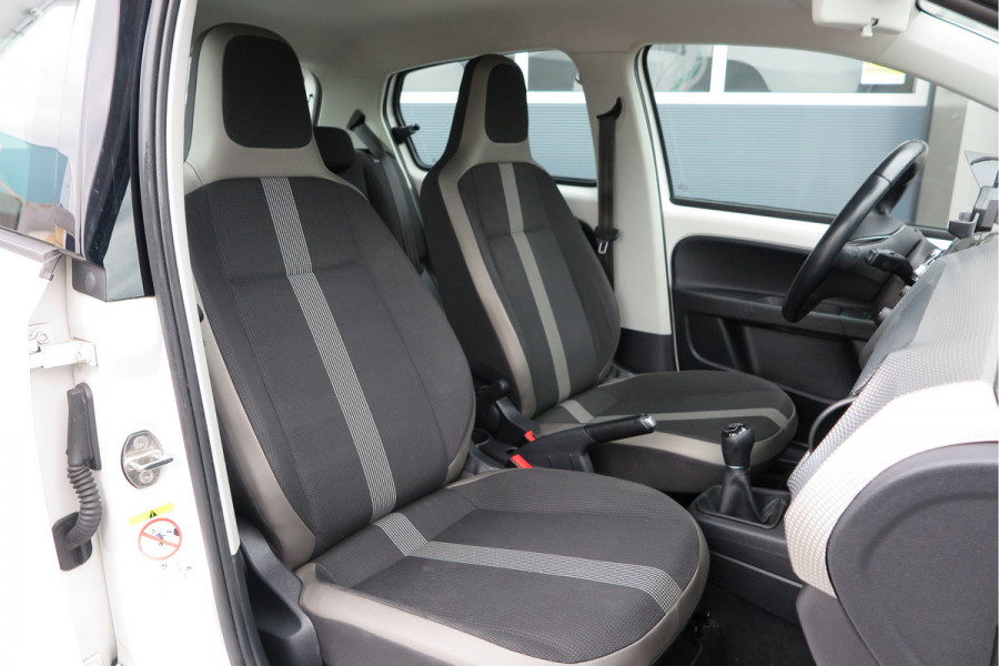 Volkswagen up! 1.0 BMT high up! (Facelift) , Cruise control , Parkeersensor, Navi via APP, Lichtmetalen velgen, Telefoon integratie , Nieuwe APK , etc. Onderhoudshistorie vanaf 30.000 km hier volledig bekend en recent.