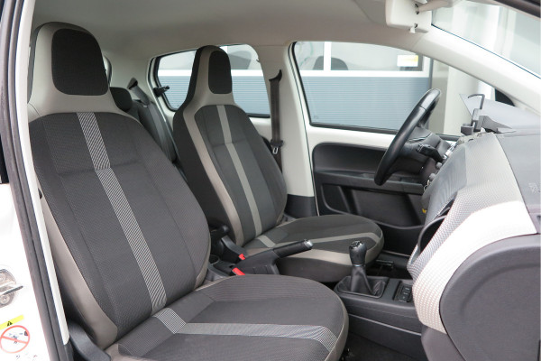 Volkswagen up! 1.0 BMT high up! (Facelift) , Cruise control , Parkeersensor, Navi via APP, Lichtmetalen velgen, Telefoon integratie , Nieuwe APK , etc. Onderhoudshistorie vanaf 30.000 km hier volledig bekend en recent.
