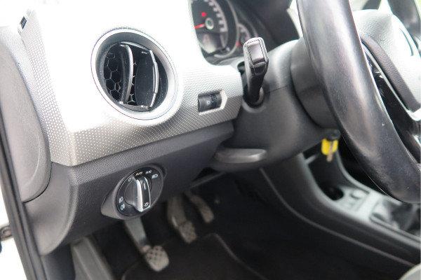 Volkswagen up! 1.0 BMT high up! (Facelift) , Cruise control , Parkeersensor, Navi via APP, Lichtmetalen velgen, Telefoon integratie , Nieuwe APK , etc. Onderhoudshistorie vanaf 30.000 km hier volledig bekend en recent.
