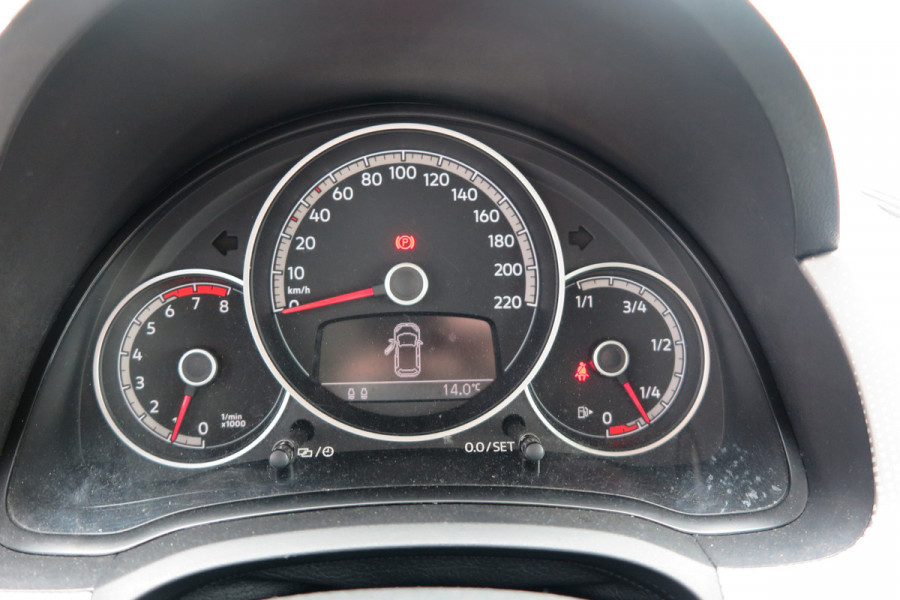 Volkswagen up! 1.0 BMT high up! (Facelift) , Cruise control , Parkeersensor, Navi via APP, Lichtmetalen velgen, Telefoon integratie , Nieuwe APK , etc. Onderhoudshistorie vanaf 30.000 km hier volledig bekend en recent.
