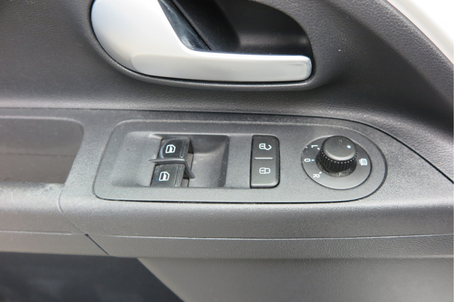 Volkswagen up! 1.0 BMT high up! (Facelift) , Cruise control , Parkeersensor, Navi via APP, Lichtmetalen velgen, Telefoon integratie , Nieuwe APK , etc. Onderhoudshistorie vanaf 30.000 km hier volledig bekend en recent.