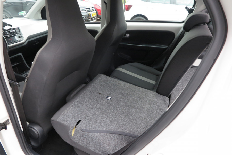 Volkswagen up! 1.0 BMT high up! (Facelift) , Cruise control , Parkeersensor, Navi via APP, Lichtmetalen velgen, Telefoon integratie , Nieuwe APK , etc. Onderhoudshistorie vanaf 30.000 km hier volledig bekend en recent.