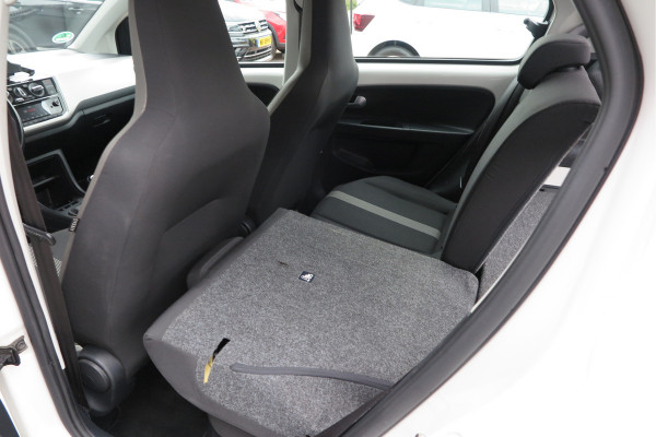 Volkswagen up! 1.0 BMT high up! (Facelift) , Cruise control , Parkeersensor, Navi via APP, Lichtmetalen velgen, Telefoon integratie , Nieuwe APK , etc. Onderhoudshistorie vanaf 30.000 km hier volledig bekend en recent.
