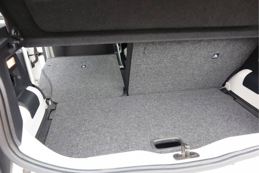 Volkswagen up! 1.0 BMT high up! (Facelift) , Cruise control , Parkeersensor, Navi via APP, Lichtmetalen velgen, Telefoon integratie , Nieuwe APK , etc. Onderhoudshistorie vanaf 30.000 km hier volledig bekend en recent.