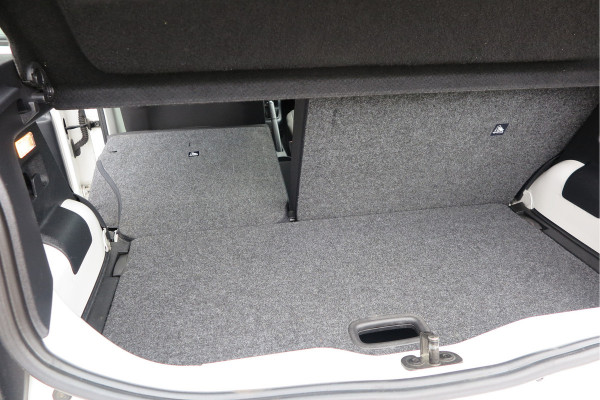 Volkswagen up! 1.0 BMT high up! (Facelift) , Cruise control , Parkeersensor, Navi via APP, Lichtmetalen velgen, Telefoon integratie , Nieuwe APK , etc. Onderhoudshistorie vanaf 30.000 km hier volledig bekend en recent.