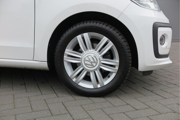 Volkswagen up! 1.0 BMT high up! (Facelift) , Cruise control , Parkeersensor, Navi via APP, Lichtmetalen velgen, Telefoon integratie , Nieuwe APK , etc. Onderhoudshistorie vanaf 30.000 km hier volledig bekend en recent.