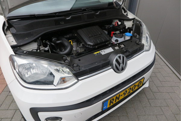 Volkswagen up! 1.0 BMT high up! (Facelift) , Cruise control , Parkeersensor, Navi via APP, Lichtmetalen velgen, Telefoon integratie , Nieuwe APK , etc. Onderhoudshistorie vanaf 30.000 km hier volledig bekend en recent.