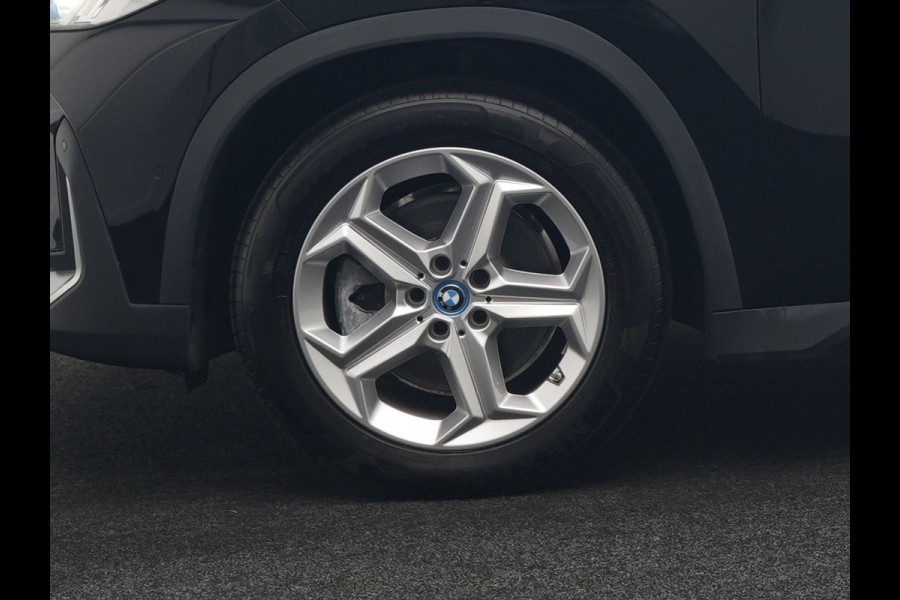 BMW iX1 xDrive30 Launch Edition 67 kWh 313pk Dealer O.H. | Adaptief M Onderstel | Camera | Stoelverwarming | Widescreen Navi | Sfeerverlichting | Apple Carplay | Navigatie | DAB | 18'' L.M. | Virtual | Cruise Control |