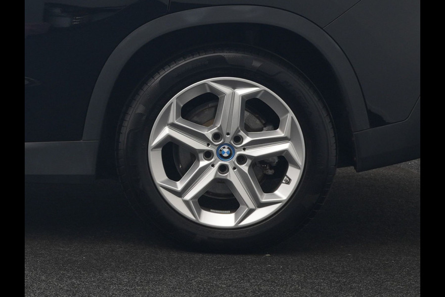 BMW iX1 xDrive30 Launch Edition 67 kWh 313pk Dealer O.H. | Adaptief M Onderstel | Camera | Stoelverwarming | Widescreen Navi | Sfeerverlichting | Apple Carplay | Navigatie | DAB | 18'' L.M. | Virtual | Cruise Control |