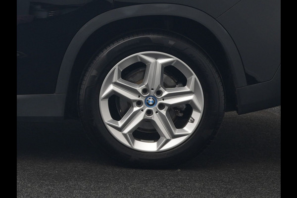 BMW iX1 xDrive30 Launch Edition 67 kWh 313pk Dealer O.H. | Adaptief M Onderstel | Camera | Stoelverwarming | Widescreen Navi | Sfeerverlichting | Apple Carplay | Navigatie | DAB | 18'' L.M. | Virtual | Cruise Control |