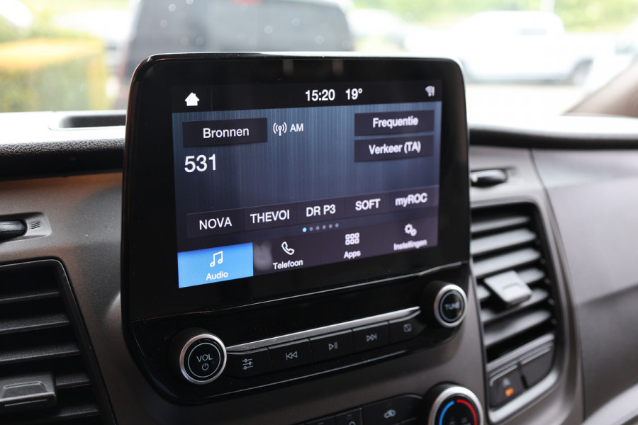 Ford Transit Custom 300 2.0 TDCI L2H1 Raptor Edition | Camera | CarPlay | Trekhaak | Stoelverwarming | Treeplanken | Spoilerkit | PDC V+A | Nieuwe APK
