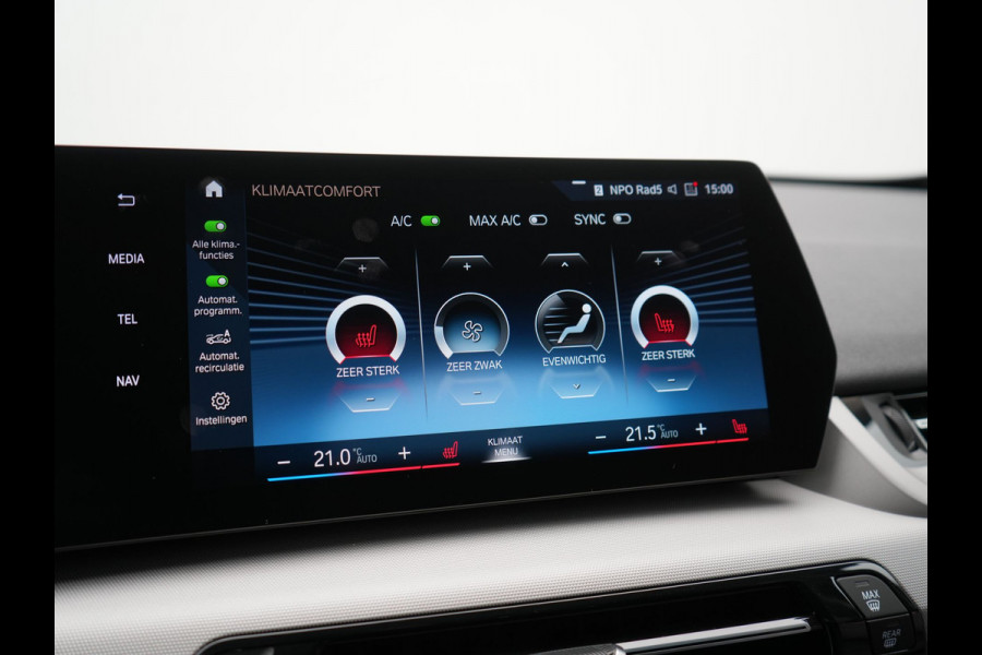 BMW iX1 xDrive30 Launch Edition 67 kWh 313pk Dealer O.H. | Adaptief M Onderstel | Camera | Stoelverwarming | Widescreen Navi | Sfeerverlichting | Apple Carplay | Navigatie | DAB | 18'' L.M. | Virtual | Cruise Control |