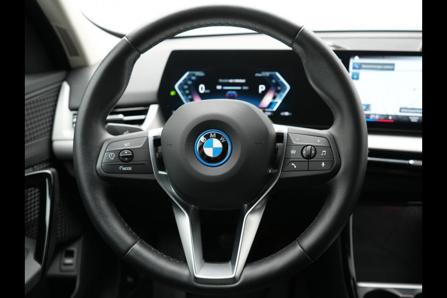 BMW iX1 xDrive30 Launch Edition 67 kWh 313pk Dealer O.H. | Adaptief M Onderstel | Camera | Stoelverwarming | Widescreen Navi | Sfeerverlichting | Apple Carplay | Navigatie | DAB | 18'' L.M. | Virtual | Cruise Control |