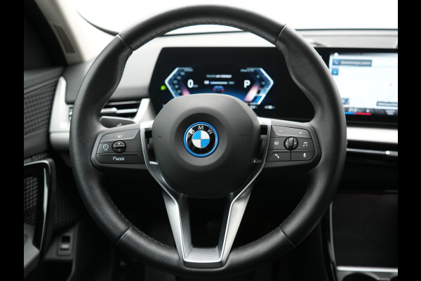 BMW iX1 xDrive30 Launch Edition 67 kWh 313pk Dealer O.H. | Adaptief M Onderstel | Camera | Stoelverwarming | Widescreen Navi | Sfeerverlichting | Apple Carplay | Navigatie | DAB | 18'' L.M. | Virtual | Cruise Control |