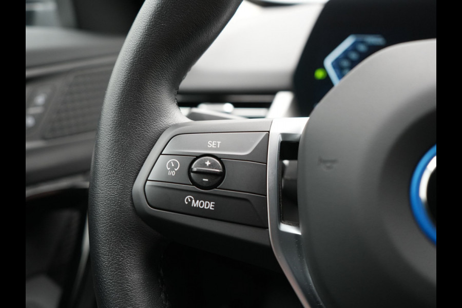 BMW iX1 xDrive30 Launch Edition 67 kWh 313pk Dealer O.H. | Adaptief M Onderstel | Camera | Stoelverwarming | Widescreen Navi | Sfeerverlichting | Apple Carplay | Navigatie | DAB | 18'' L.M. | Virtual | Cruise Control |