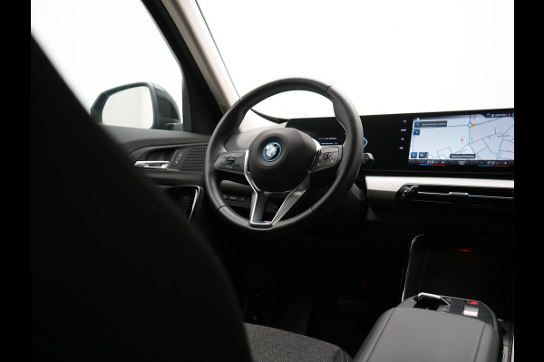BMW iX1 xDrive30 Launch Edition 67 kWh 313pk Dealer O.H. | Adaptief M Onderstel | Camera | Stoelverwarming | Widescreen Navi | Sfeerverlichting | Apple Carplay | Navigatie | DAB | 18'' L.M. | Virtual | Cruise Control |