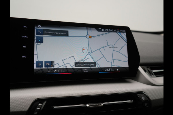 BMW iX1 xDrive30 Launch Edition 67 kWh 313pk Dealer O.H. | Adaptief M Onderstel | Camera | Stoelverwarming | Widescreen Navi | Sfeerverlichting | Apple Carplay | Navigatie | DAB | 18'' L.M. | Virtual | Cruise Control |
