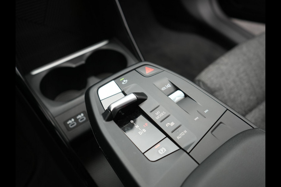 BMW iX1 xDrive30 Launch Edition 67 kWh 313pk Dealer O.H. | Adaptief M Onderstel | Camera | Stoelverwarming | Widescreen Navi | Sfeerverlichting | Apple Carplay | Navigatie | DAB | 18'' L.M. | Virtual | Cruise Control |