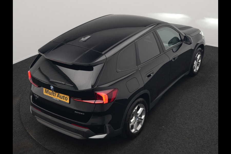 BMW iX1 xDrive30 Launch Edition 67 kWh 313pk Dealer O.H. | Adaptief M Onderstel | Camera | Stoelverwarming | Widescreen Navi | Sfeerverlichting | Apple Carplay | Navigatie | DAB | 18'' L.M. | Virtual | Cruise Control |