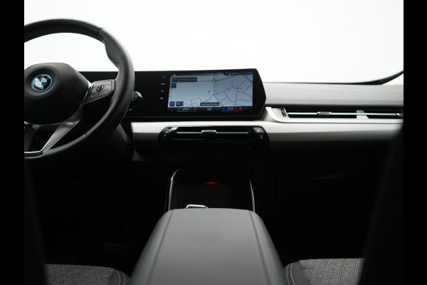 BMW iX1 xDrive30 Launch Edition 67 kWh 313pk Dealer O.H. | Adaptief M Onderstel | Camera | Stoelverwarming | Widescreen Navi | Sfeerverlichting | Apple Carplay | Navigatie | DAB | 18'' L.M. | Virtual | Cruise Control |