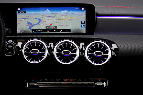 Mercedes-Benz CLA-Klasse 180 AMG Line | Panoramadak | Memory | Sfeerverlichting | Camera | Advanced Sound System | Keyless Go | Zitcomfortpakket | Cruise Control | Multibeam LED |