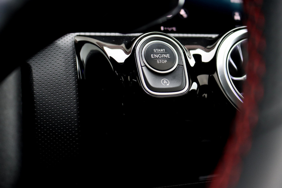 Mercedes-Benz CLA-Klasse 180 AMG Line | Panoramadak | Memory | Sfeerverlichting | Camera | Advanced Sound System | Keyless Go | Zitcomfortpakket | Cruise Control | Multibeam LED |
