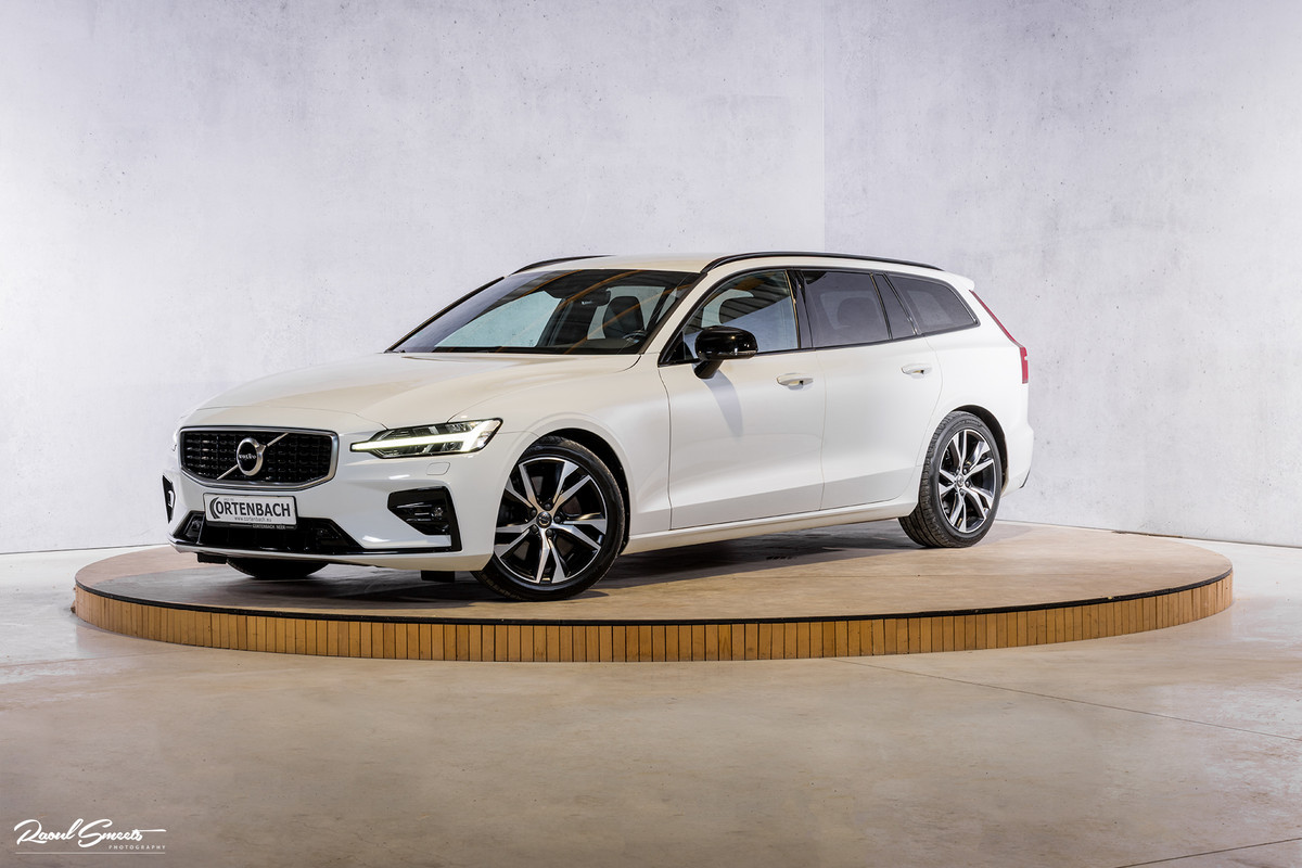 Volvo V60 2.0 T5 R-Design | Zwenkbare trekhaak | Memory | Cruise control | Apple carplay |