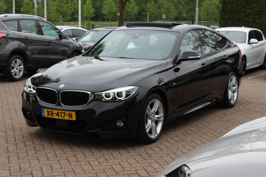 BMW 3-serie Gran Turismo 330i High Executive Ed. M Sport / Panoramadak / Head-up / 360Camera / Harman Kardon / Leder / 18'' / Keyless / Navigatie / DAB / Stoelverwarming / Cruise Control