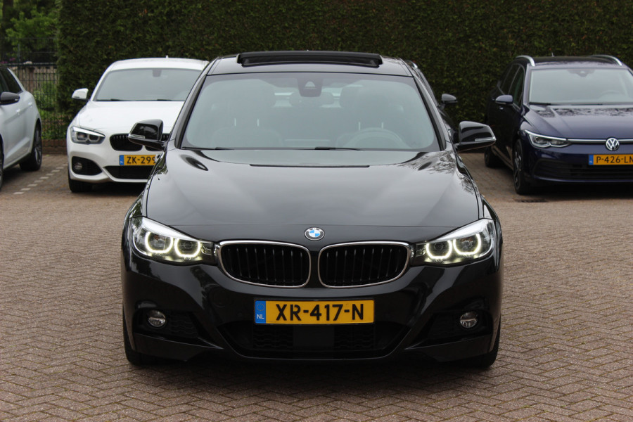 BMW 3-serie Gran Turismo 330i High Executive Ed. M Sport / Panoramadak / Head-up / 360Camera / Harman Kardon / Leder / 18'' / Keyless / Navigatie / DAB / Stoelverwarming / Cruise Control