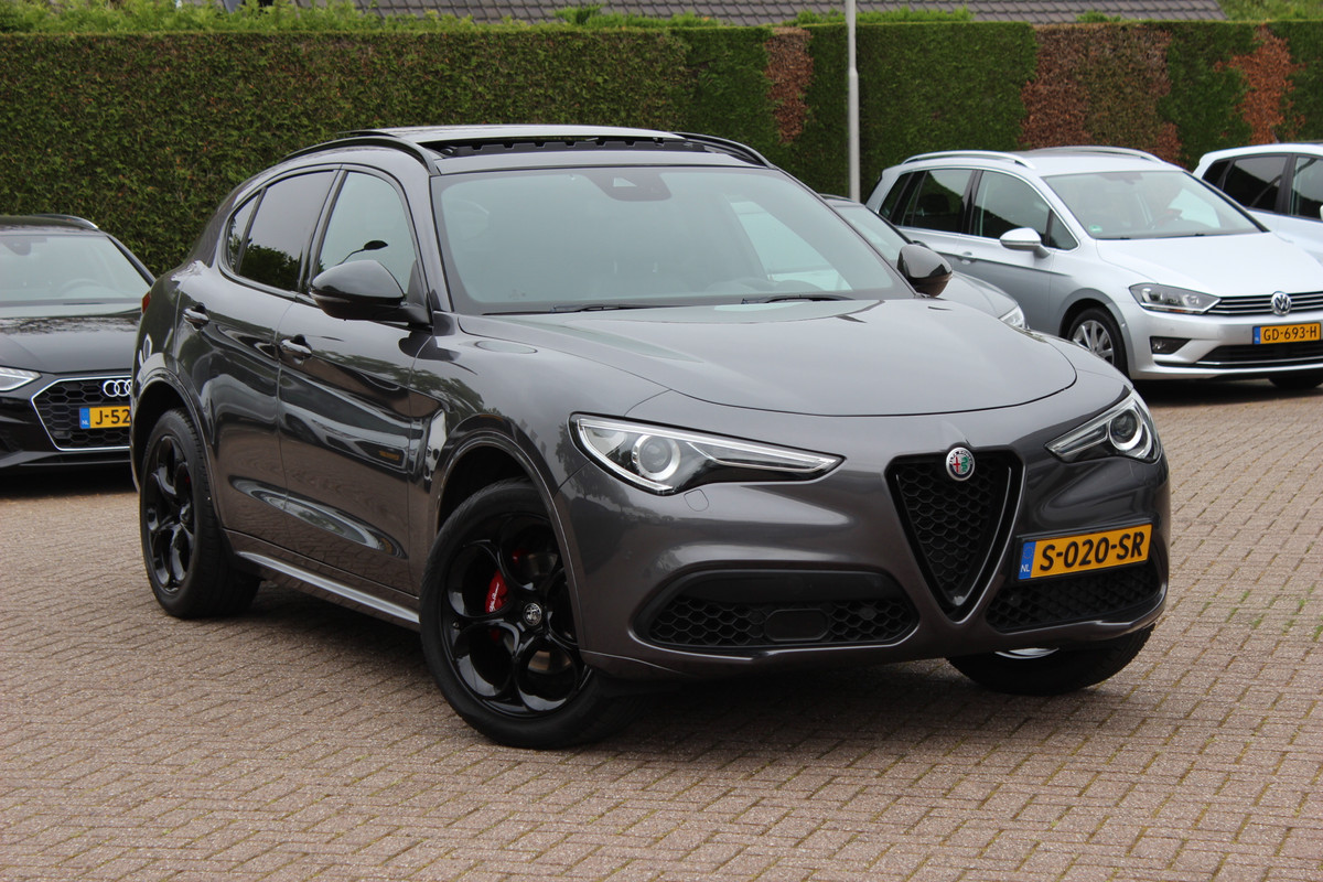 Alfa Romeo Stelvio 2.0 T AWD Super / Panoramadak / Camera / Leder / 19'' / CarPlay / Navigatie / Stoel+Stuurverwarming / DAB / Dodehoek / Cruise Control