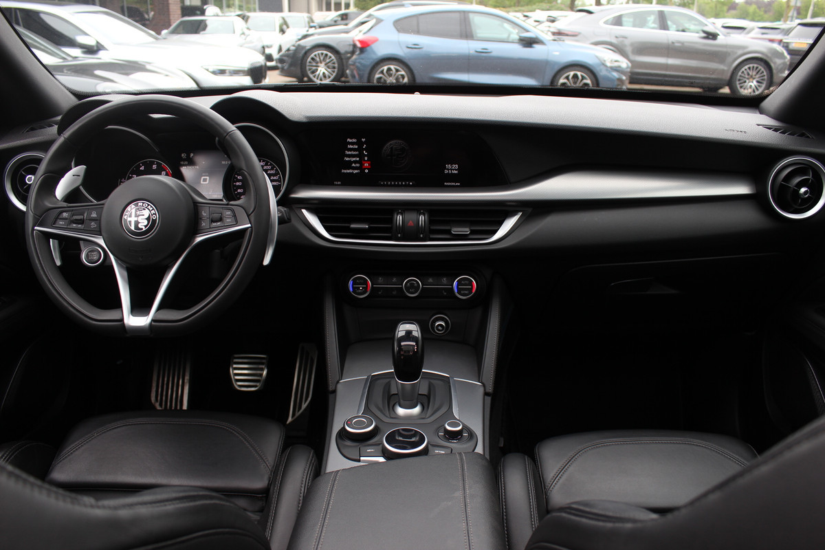 Alfa Romeo Stelvio 2.0 T AWD Super / Panoramadak / Camera / Leder / 19'' / CarPlay / Navigatie / Stoel+Stuurverwarming / DAB / Dodehoek / Cruise Control