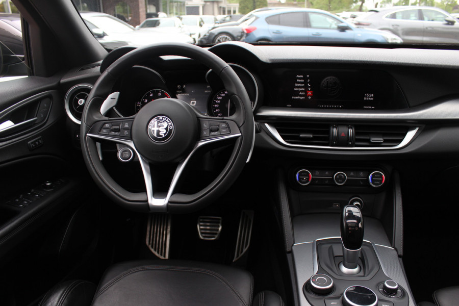 Alfa Romeo Stelvio 2.0 T AWD Super / Panoramadak / Camera / Leder / 19'' / CarPlay / Navigatie / Stoel+Stuurverwarming / DAB / Dodehoek / Cruise Control